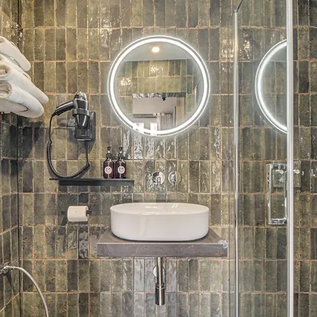 Maat Batignolles Hotel