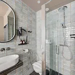 Maat Batignolles Отель 3*