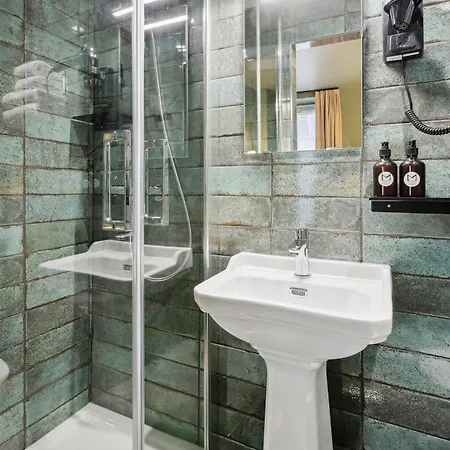 Maat Batignolles Hotel