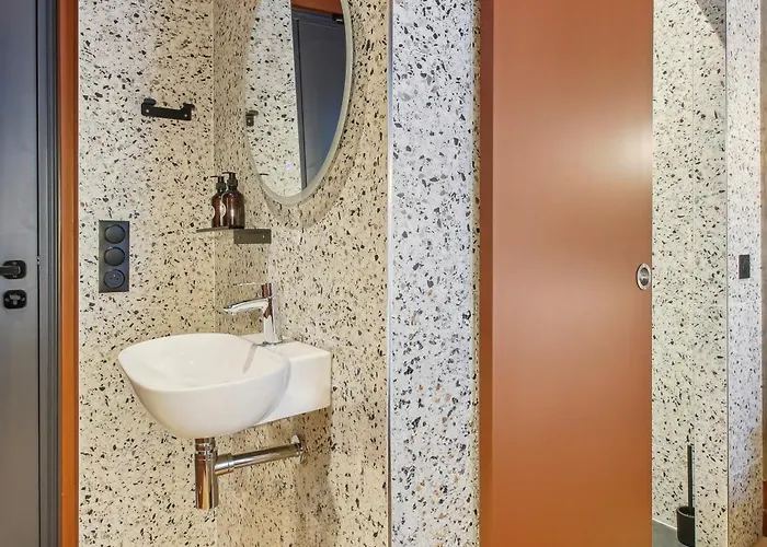 Maat Batignolles מלון