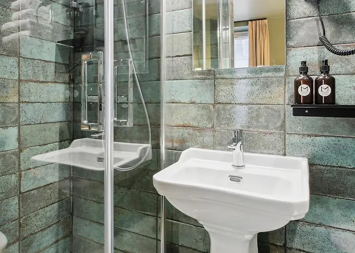 Maat Batignolles מלון