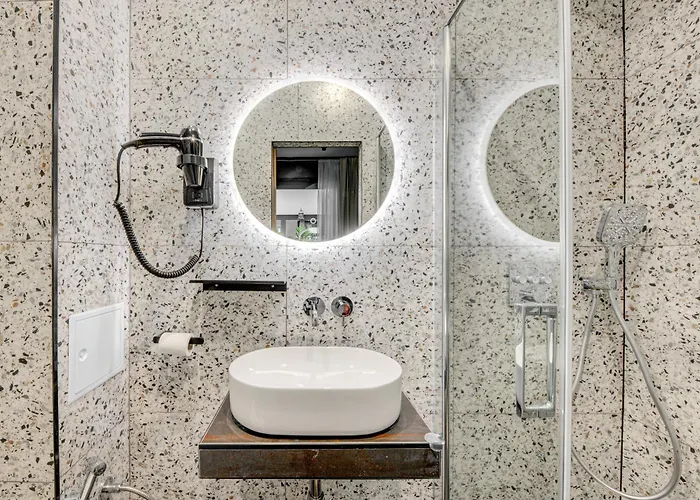 Maat Batignolles 3* פריז