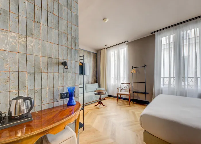 Maat Batignolles מלון