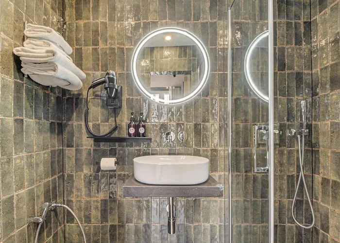 Maat Batignolles מלון