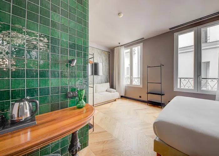 Maat Batignolles 3* פריז