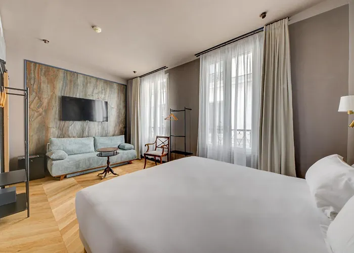 מלון Maat Batignolles 3*