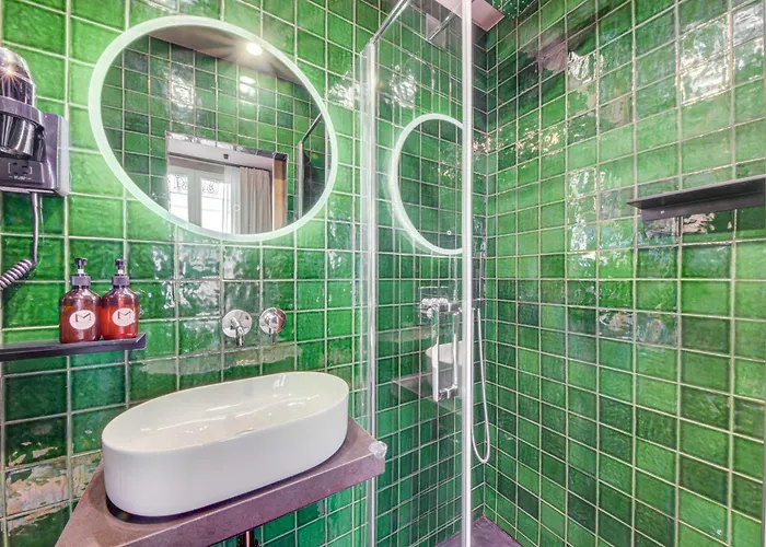 מלון Maat Batignolles 3*