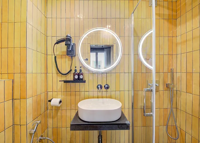 Maat Batignolles מלון