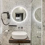 Maat Batignolles 3* פריז